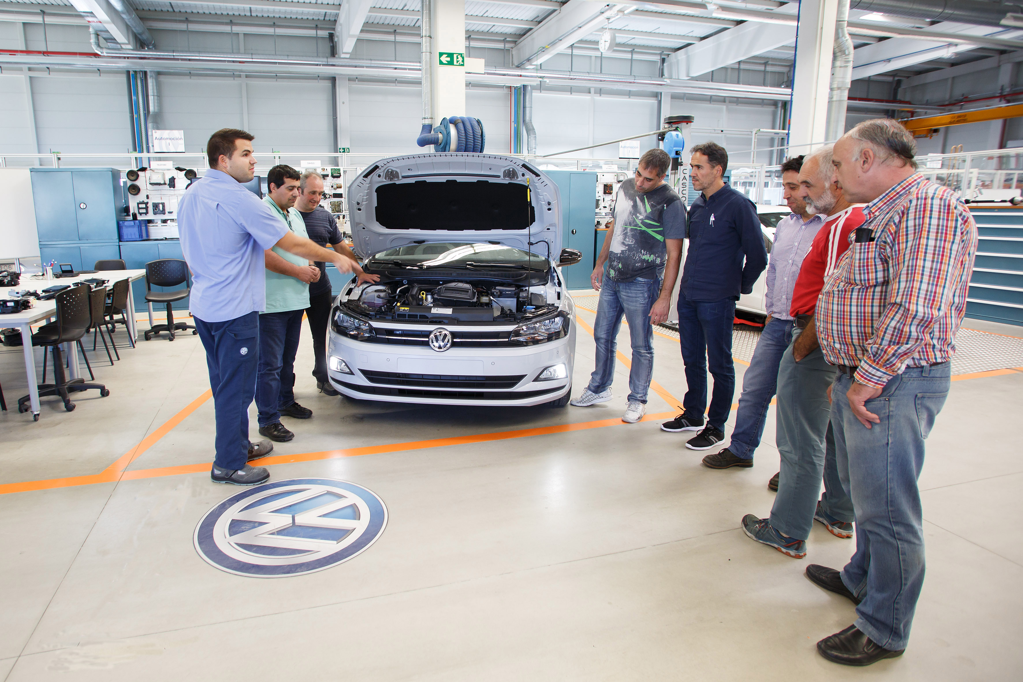 Una treintena de profesores de centros públicos de FP reciben formación en automoción en Volkswagen Navarra